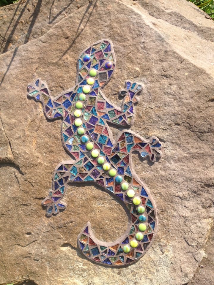Gisela Gibbon Mosaic Artist Gecko on garden bolder